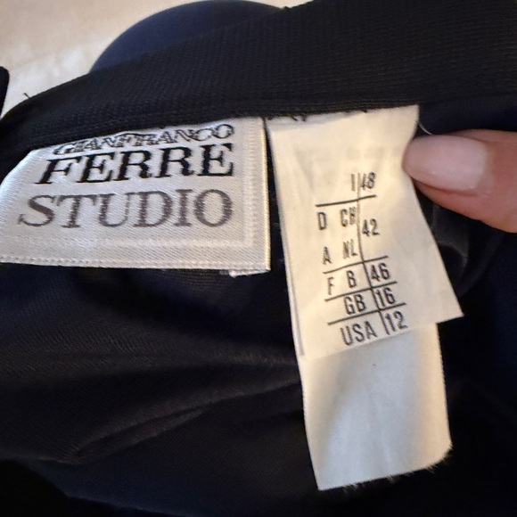 Gianfranco Ferre Elegant Black Pencil Skirt, Made in Italy - Picture 3 of 6